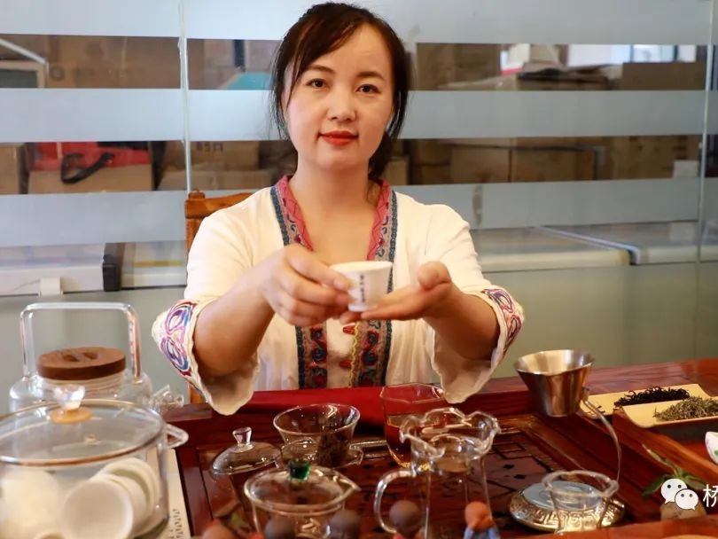 品一杯蒙阿妹都勻毛尖，樂(lè)享夏去秋來(lái)